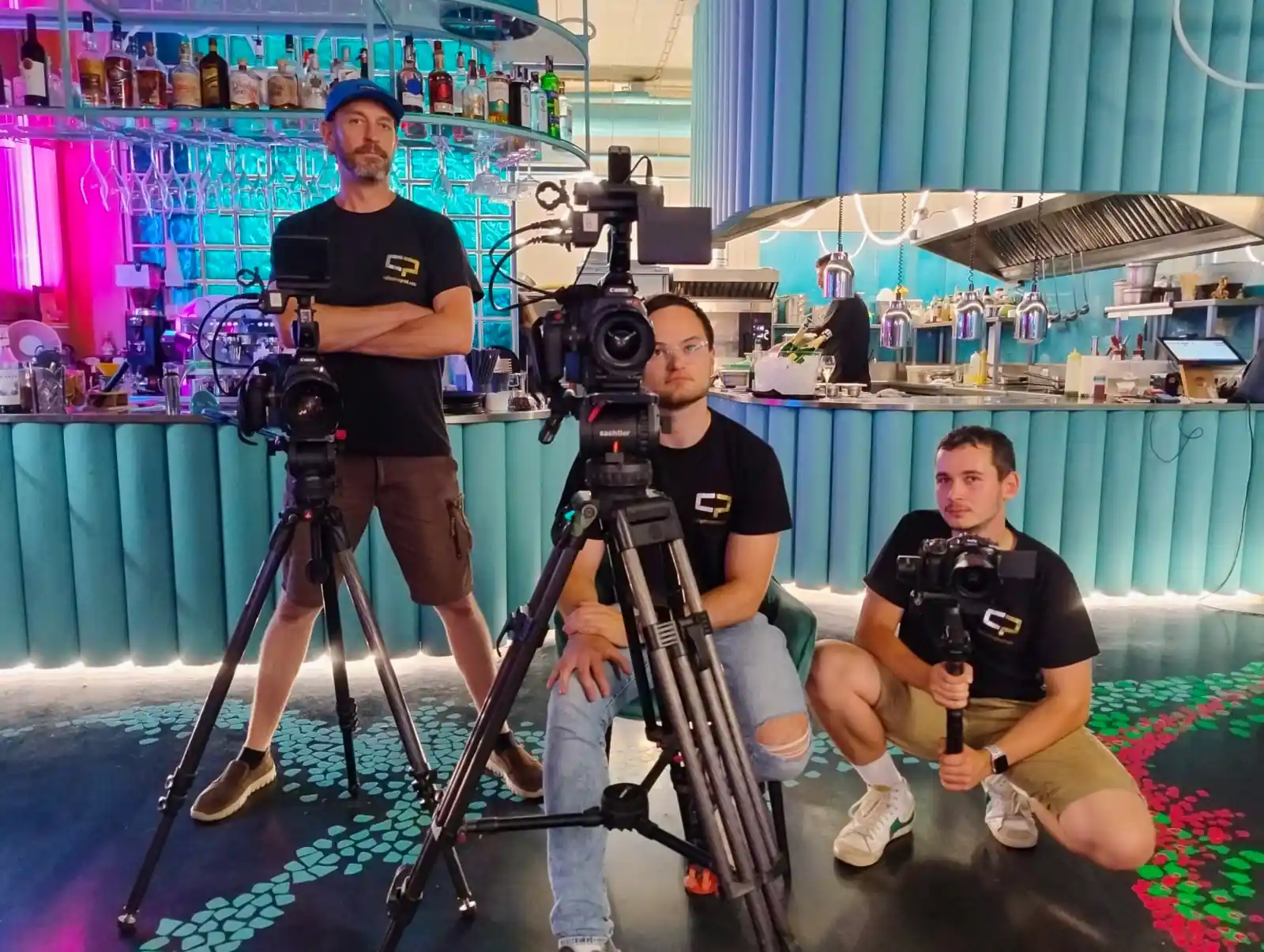 Tým Collective Production s kamerami a gimbalem při natáčení case study videa.